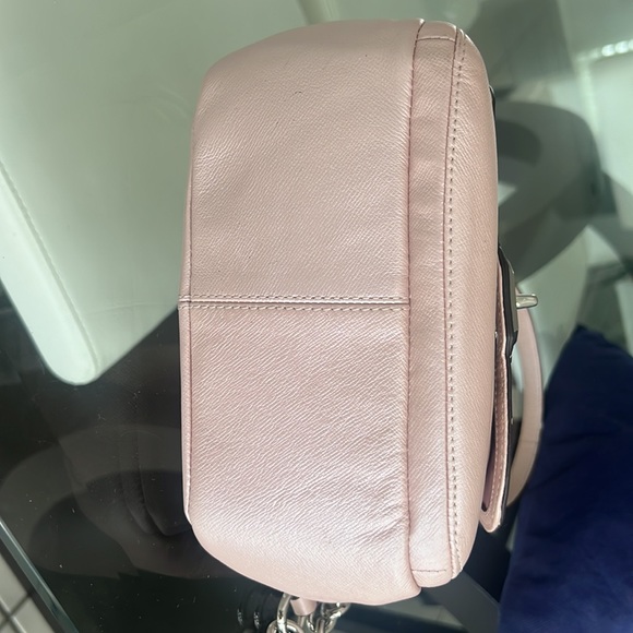 Coach camera Leather pearly pink! Trendy! - Picture 6 of 7